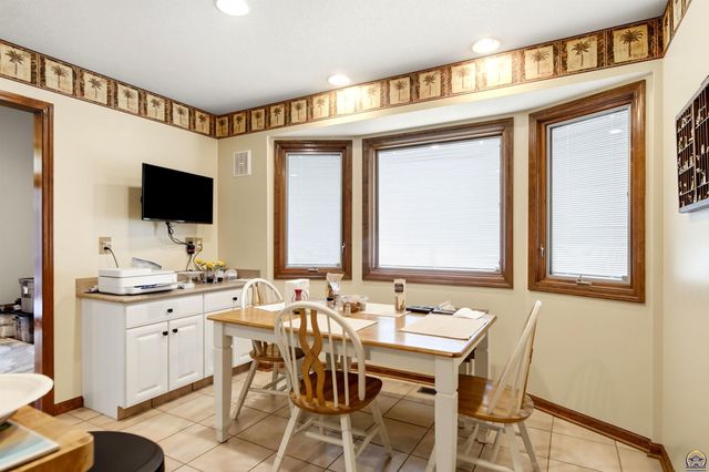 5953 SW 31st St, Topeka, KS 66614