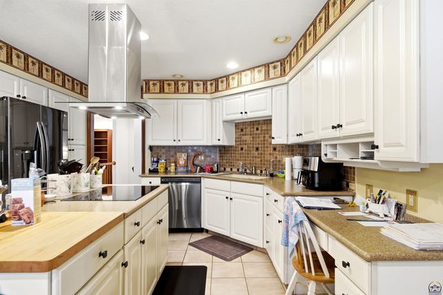 5953 SW 31st St, Topeka, KS 66614