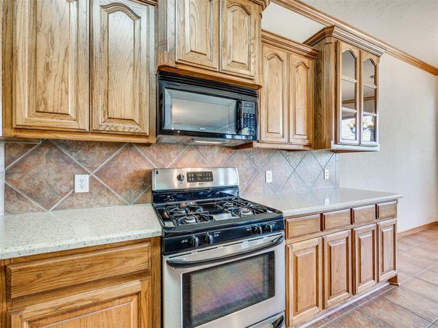 2100 SW 33rd Street, Moore, OK 73170
