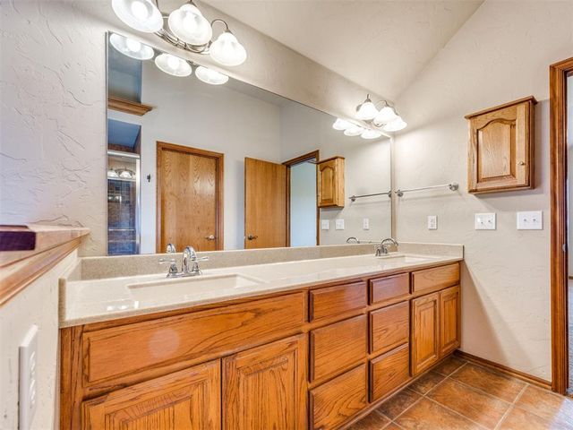 2100 SW 33rd Street, Moore, OK 73170