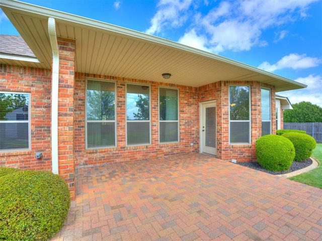 2100 SW 33rd Street, Moore, OK 73170