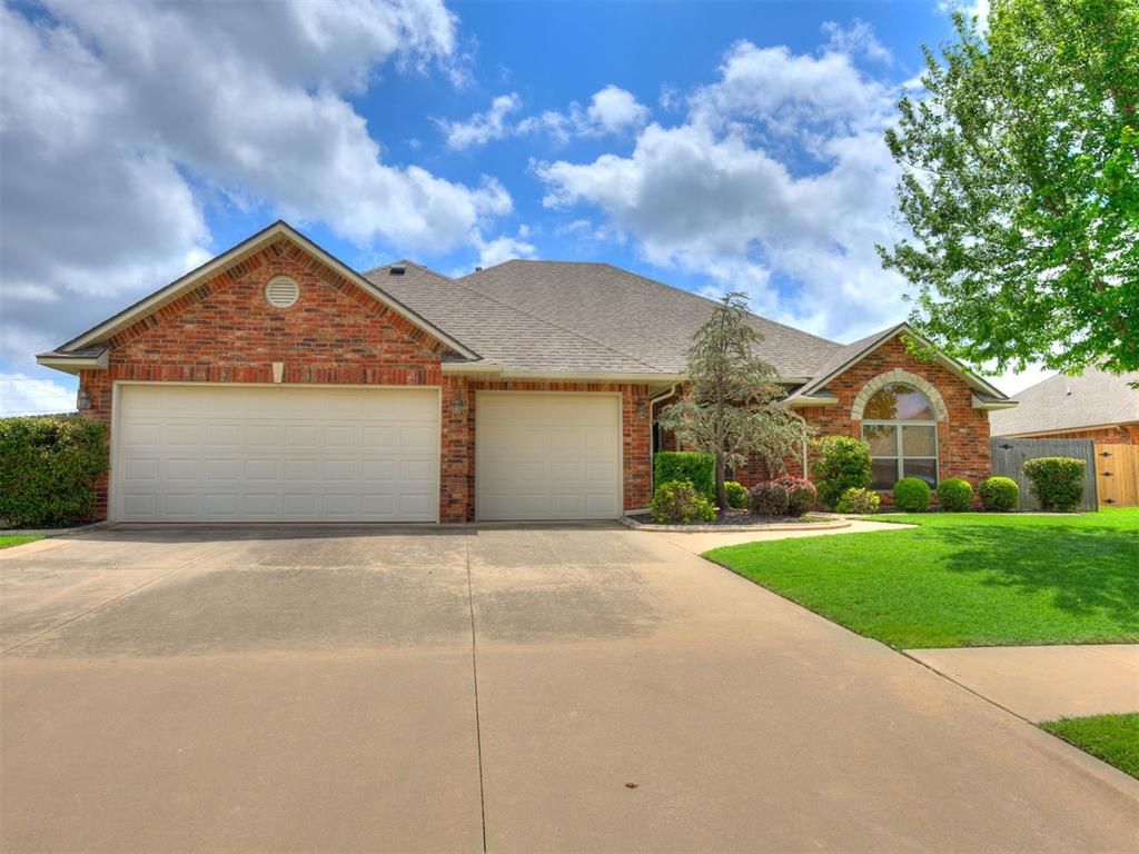2100 SW 33rd Street, Moore, OK 73170