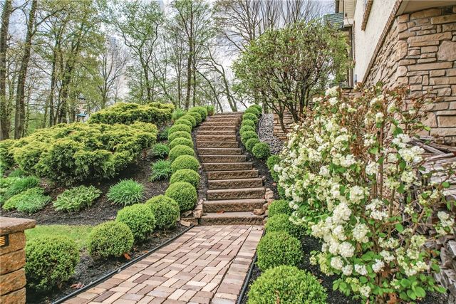 1 Grandview Dr, Shenango Twp, PA 16159