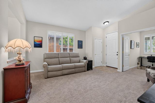 906 Rathbone Cir, Folsom, CA 95630