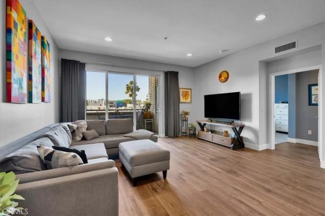 300 E 4th Street 214, Long Beach, CA 90802