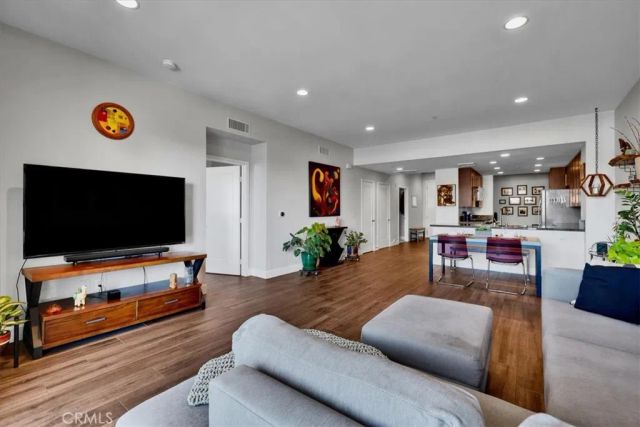 300 E 4th Street 214, Long Beach, CA 90802