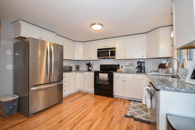 135 Forrest St Apt 4, Plaistow, NH 03865