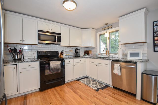 135 Forrest St Apt 4, Plaistow, NH 03865