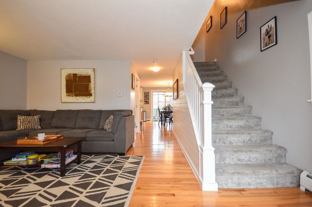 135 Forrest St Apt 4, Plaistow, NH 03865