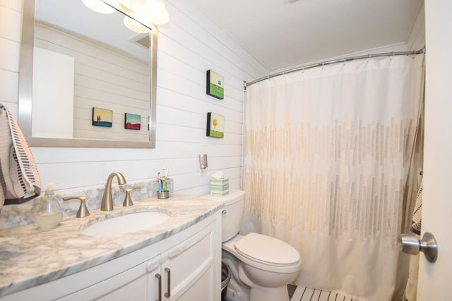 135 Forrest St Apt 4, Plaistow, NH 03865