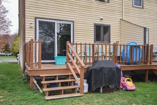 135 Forrest St Apt 4, Plaistow, NH 03865