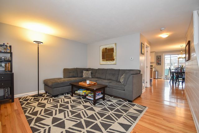 135 Forrest St Apt 4, Plaistow, NH 03865