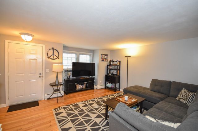 135 Forrest St Apt 4, Plaistow, NH 03865