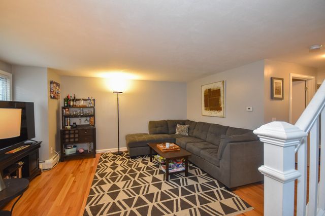 135 Forrest St Apt 4, Plaistow, NH 03865