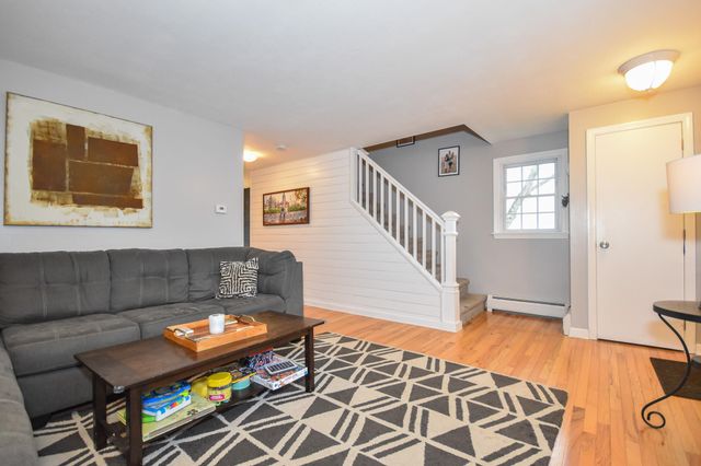 135 Forrest St Apt 4, Plaistow, NH 03865