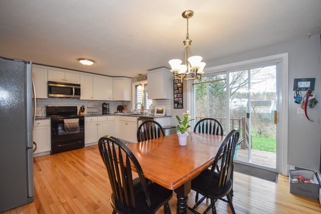 135 Forrest St Apt 4, Plaistow, NH 03865