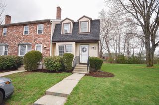 135 Forrest St Apt 4, Plaistow, NH 03865