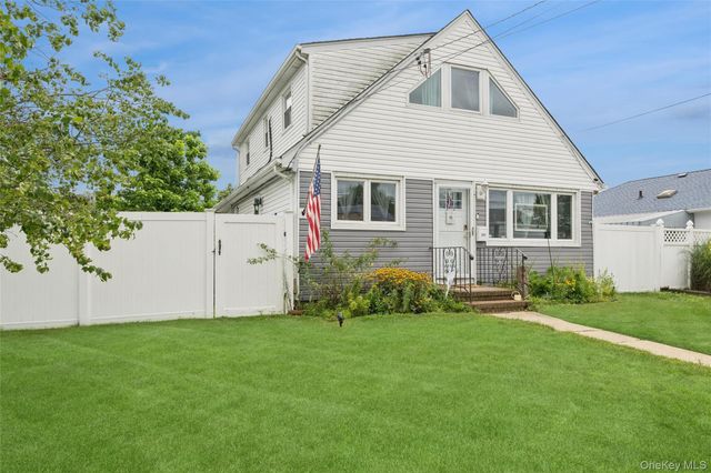 231 E Hampton Road, Lindenhurst, NY 11757
