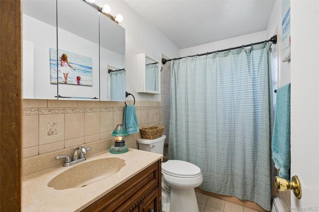 231 E Hampton Road, Lindenhurst, NY 11757