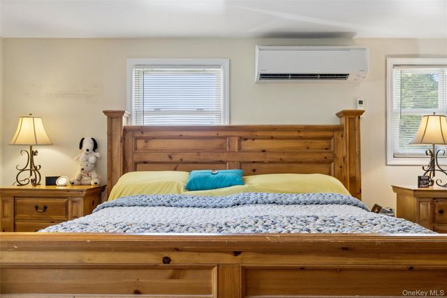 231 E Hampton Road, Lindenhurst, NY 11757
