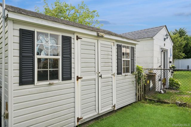 231 E Hampton Road, Lindenhurst, NY 11757