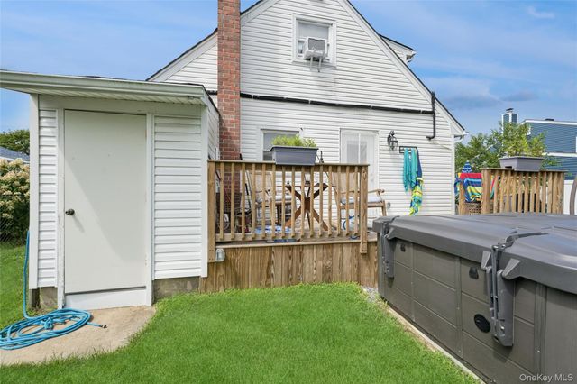 231 E Hampton Road, Lindenhurst, NY 11757