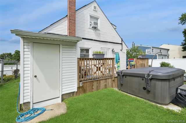 231 E Hampton Road, Lindenhurst, NY 11757
