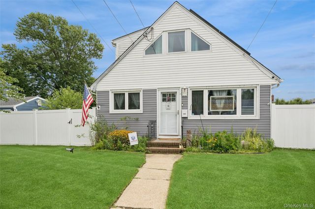 231 E Hampton Road, Lindenhurst, NY 11757