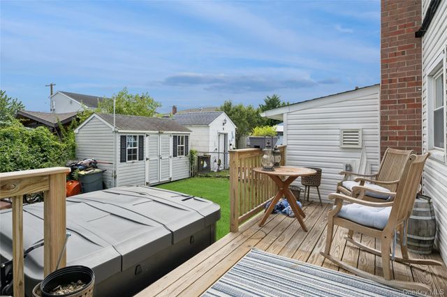 231 E Hampton Road, Lindenhurst, NY 11757