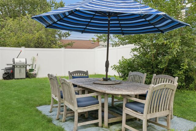 231 E Hampton Road, Lindenhurst, NY 11757
