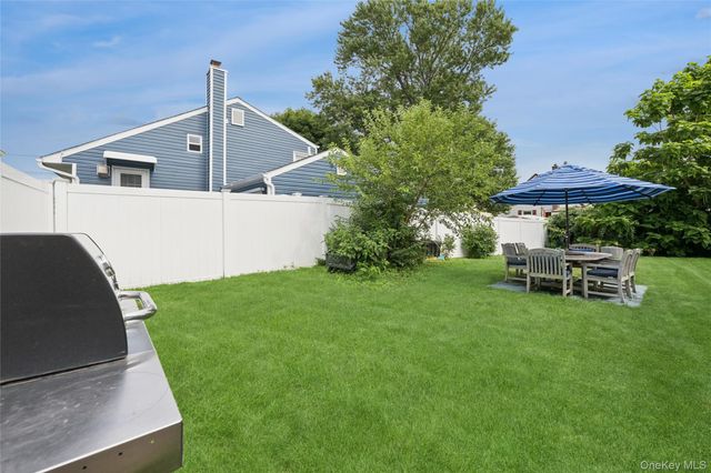 231 E Hampton Road, Lindenhurst, NY 11757