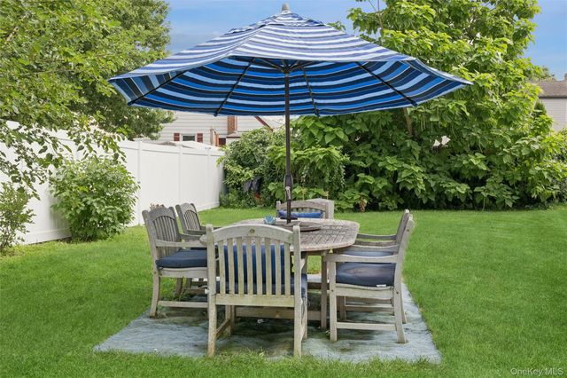 231 E Hampton Road, Lindenhurst, NY 11757