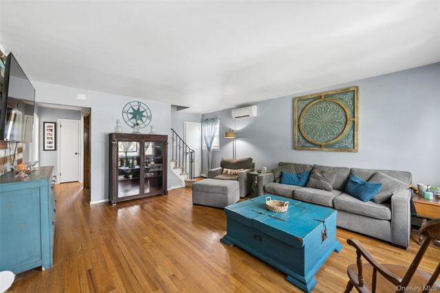 231 E Hampton Road, Lindenhurst, NY 11757