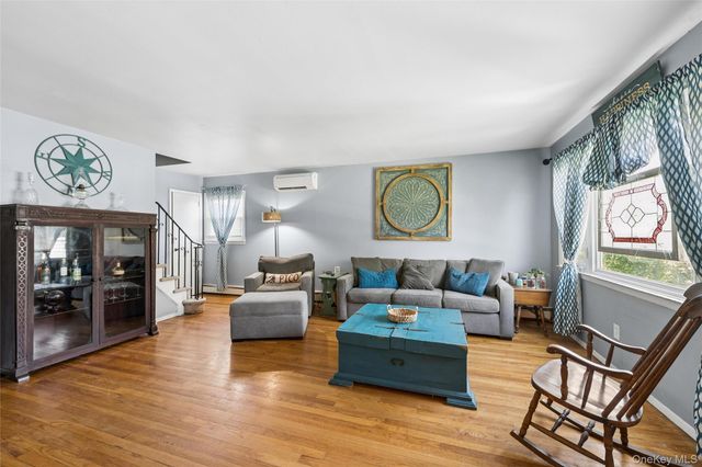 231 E Hampton Road, Lindenhurst, NY 11757