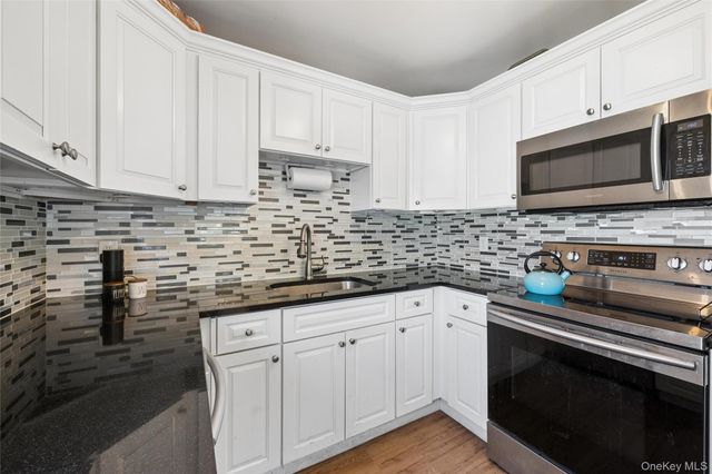 231 E Hampton Road, Lindenhurst, NY 11757