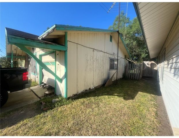 307 S 22nd St, Kingsville, TX 78363