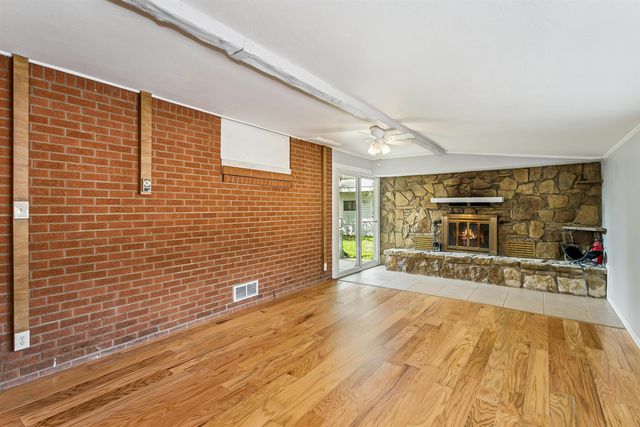 243 N Sunnyside Rd, Haysville, KS 67060