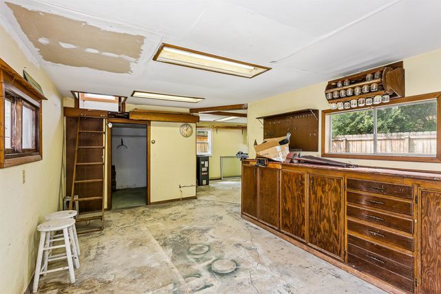 243 N Sunnyside Rd, Haysville, KS 67060