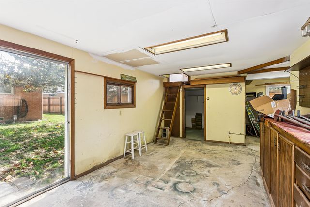 243 N Sunnyside Rd, Haysville, KS 67060