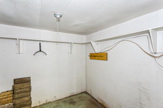 243 N Sunnyside Rd, Haysville, KS 67060