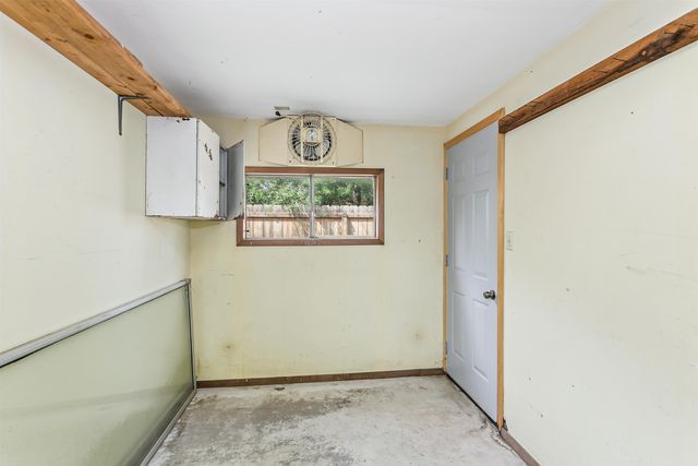 243 N Sunnyside Rd, Haysville, KS 67060