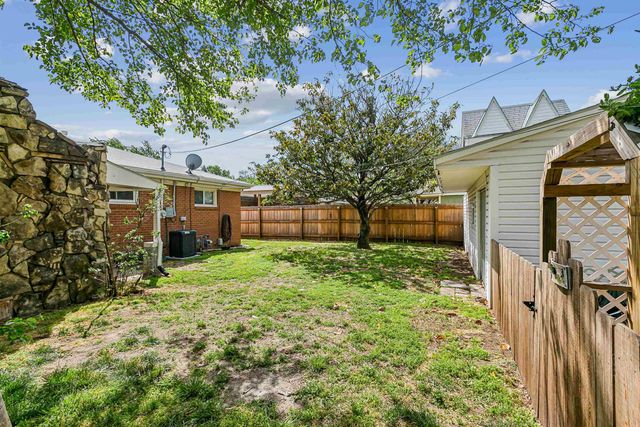 243 N Sunnyside Rd, Haysville, KS 67060