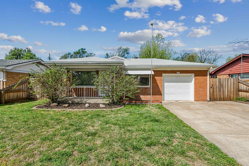 243 N Sunnyside Rd, Haysville, KS 67060