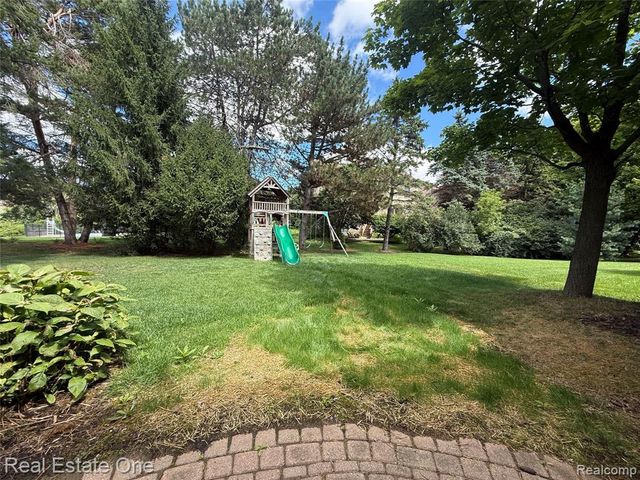 3068 Bridlewood Drive, Rochester, MI 48306