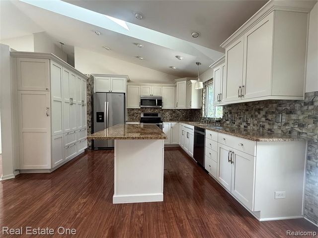 3068 Bridlewood Drive, Rochester, MI 48306