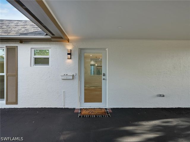 16 Kings RD A16, Naples, FL 34112
