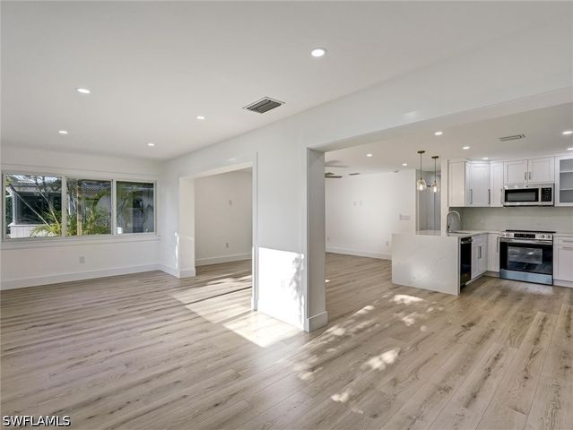 16 Kings RD A16, Naples, FL 34112