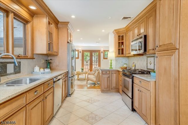 30 Glenwood Dr, Millburn Twp., NJ 07078