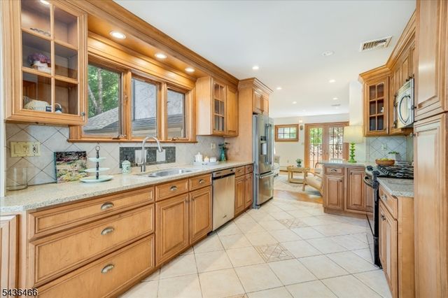 30 Glenwood Dr, Millburn Twp., NJ 07078