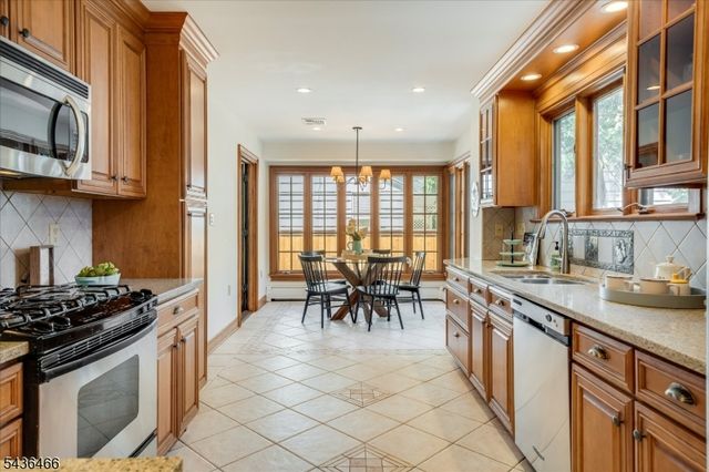 30 Glenwood Dr, Millburn Twp., NJ 07078